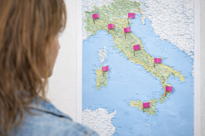 Donna che guarda la cartina